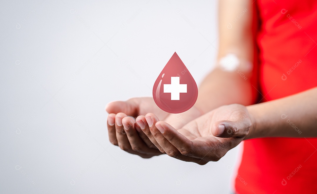 Homem segurando um ícone de sangue de doação virtual, transfusão de sangue, dia mundial do doador de sangue