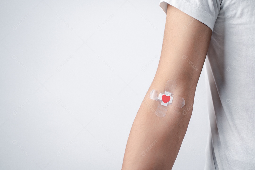 Homem mostrando gesso após doação de sangue, transfusão de sangue, dia mundial do doador de sangue