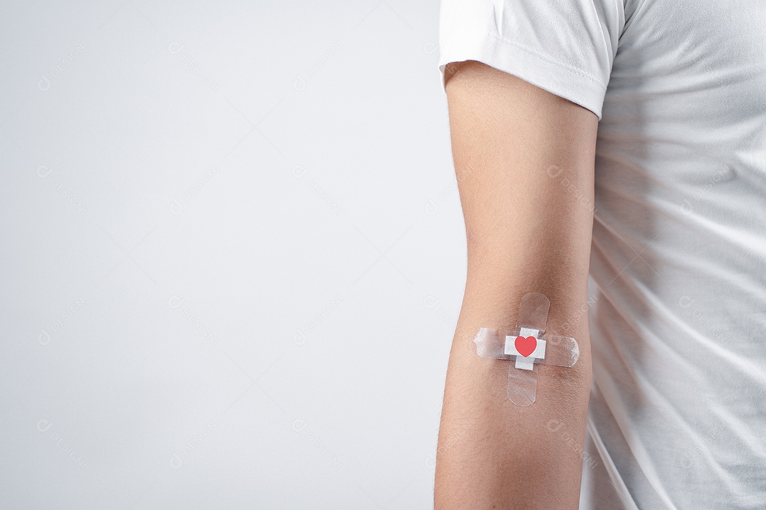 Homem mostrando gesso após doação de sangue, transfusão de sangue, dia mundial do doador de sangue