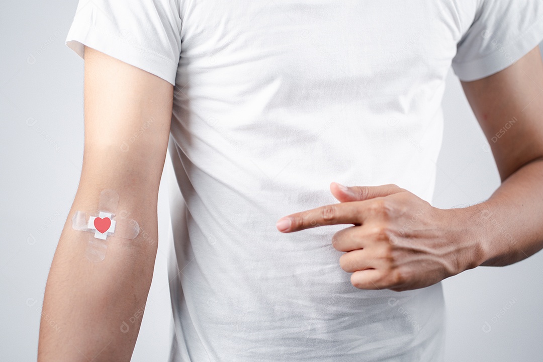 Homem mostrando gesso após doação de sangue, transfusão de sangue, dia mundial do doador de sangue