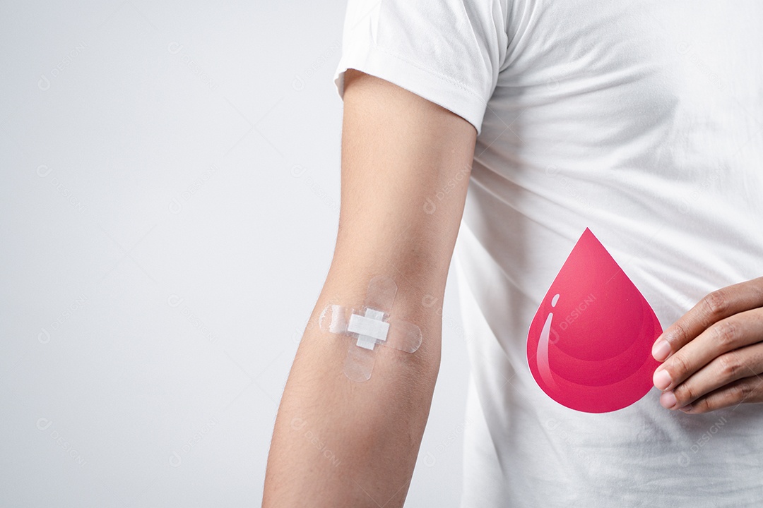 Homem mostrando gesso após doação de sangue, transfusão de sangue, dia mundial do doador de sangu