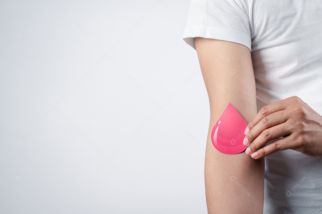 Homem mostrando gesso após doação de sangue, transfusão de sangue, dia mundial do doador de sangu