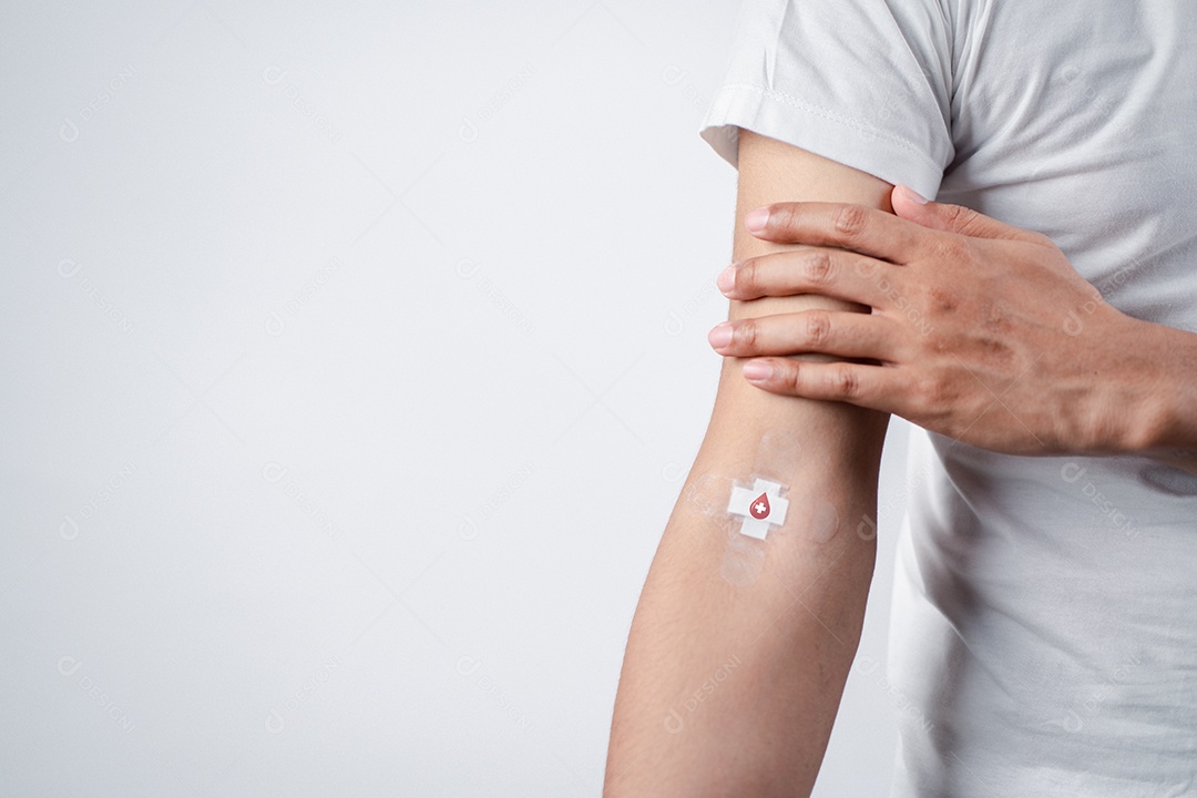 Homem mostrando gesso após doação de sangue, transfusão de sangue, dia mundial do doador de sangu