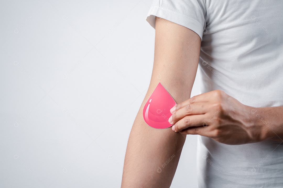 Mãos de homem segurando corte de papel de sangue de doação, transfusão de sangue, dia mundial do doador de sangue