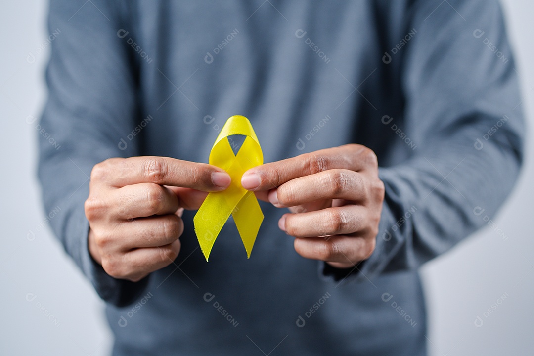 Homem mostrando fita amarela, setembro, dia de prevenção do suicídio