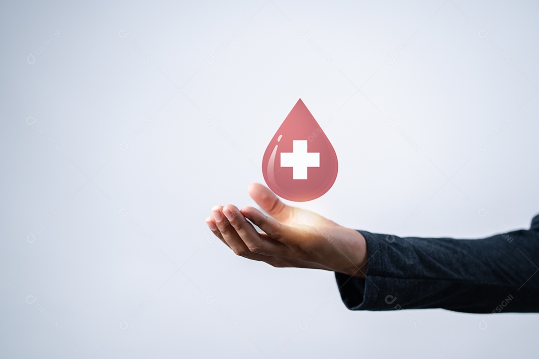 Mãos de homem segurando um ícone de sangue de doação virtual, transfusão de sangue, dia mundial do doador de sangue
