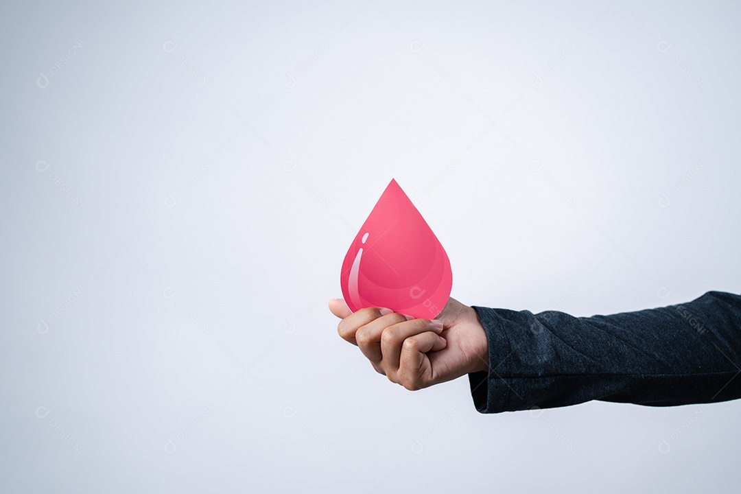 Mãos de homem segurando um ícone de sangue de doação virtual, transfusão de sangue, dia mundial do doador de sangue