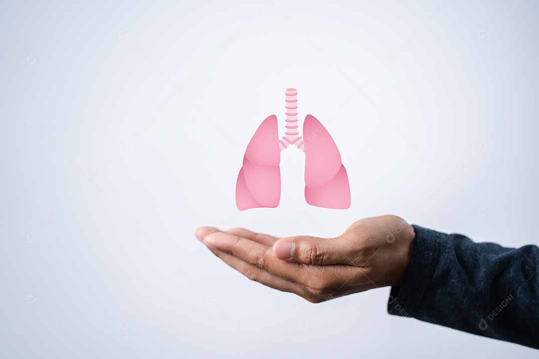 Mãos segurando o ícone do pulmão