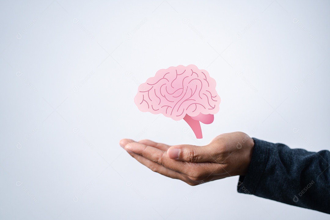 Mãos segurando o ícone virtual da cabeça do cérebro.