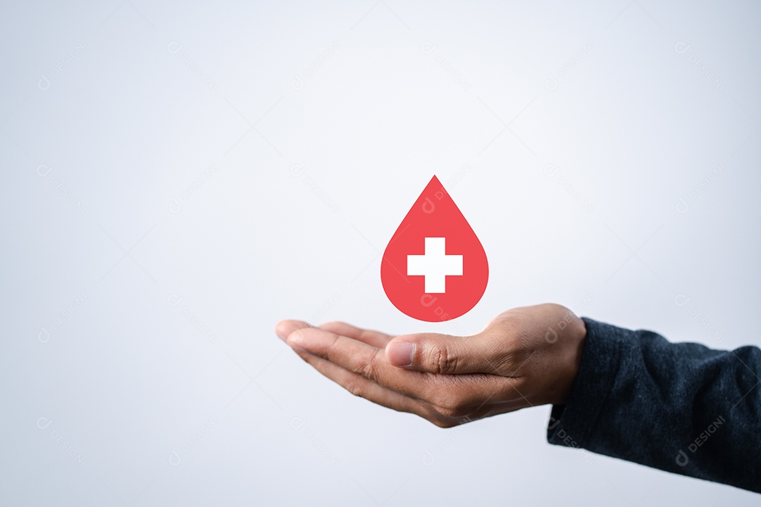Mãos de homem segurando um ícone virtual de sangue de doação, transfusão de sangue, dia mundial do doador de sangue