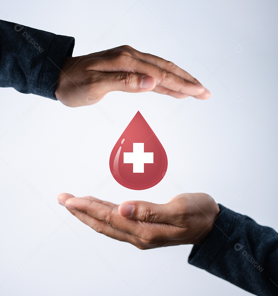 Mãos de homem segurando um ícone virtual de sangue de doação, transfusão de sangue, dia mundial do doador de sangue