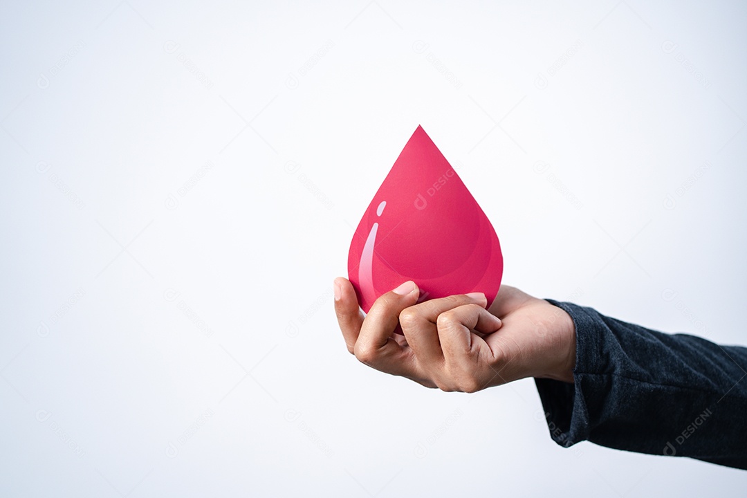 Mãos de homem segurando um ícone virtual de sangue de doação, transfusão de sangue, dia mundial do doador de sangue