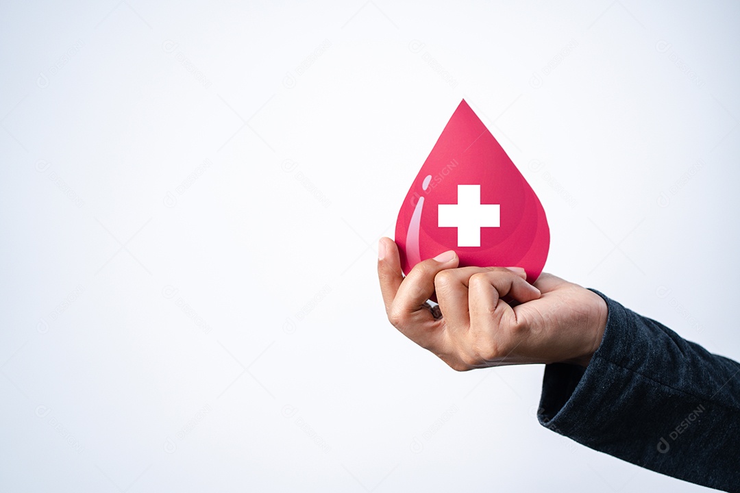 Mãos de homem segurando um ícone virtual de sangue de doação, transfusão de sangue, dia mundial do doador de sangue