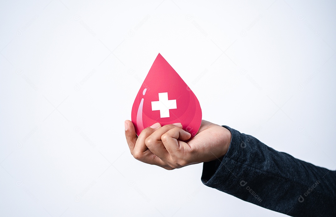 Mãos de homem segurando um ícone virtual de sangue de doação, transfusão de sangue, dia mundial do doador de sangue