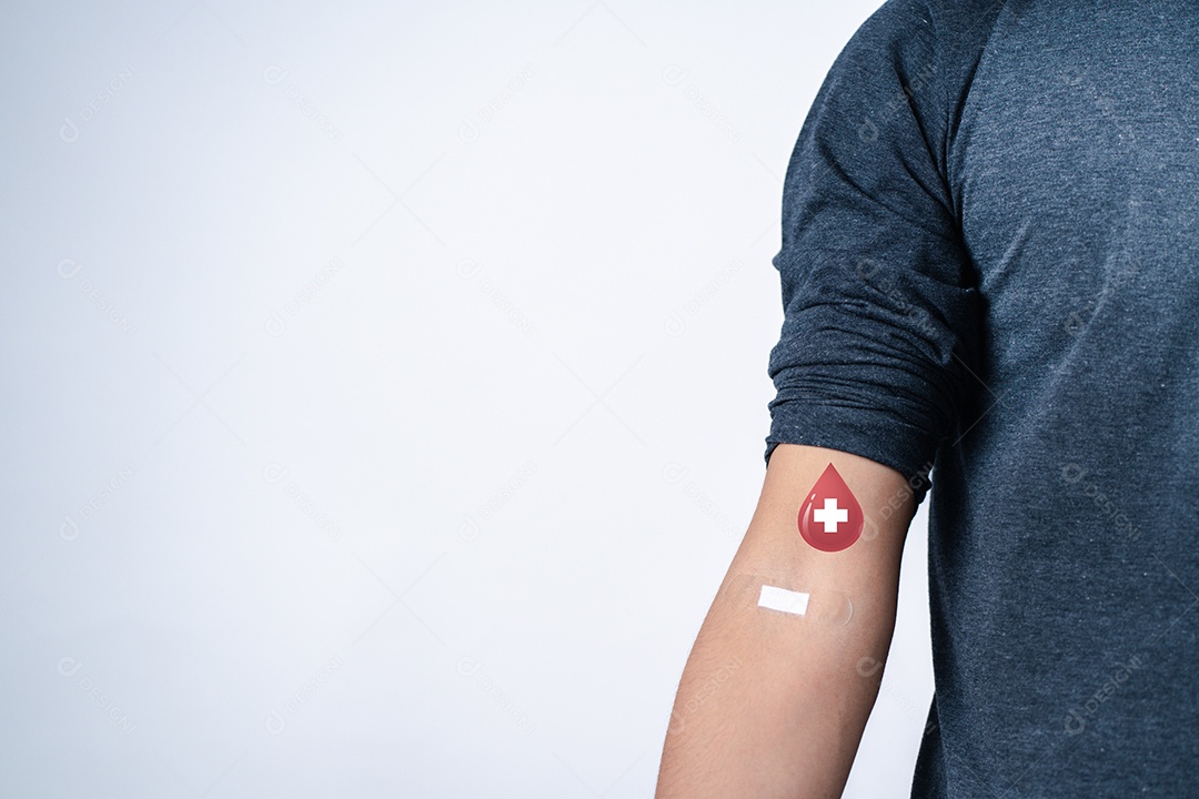 Homem mostrando gesso após doação de sangue, transfusão de sangue, dia mundial do doador de sangue