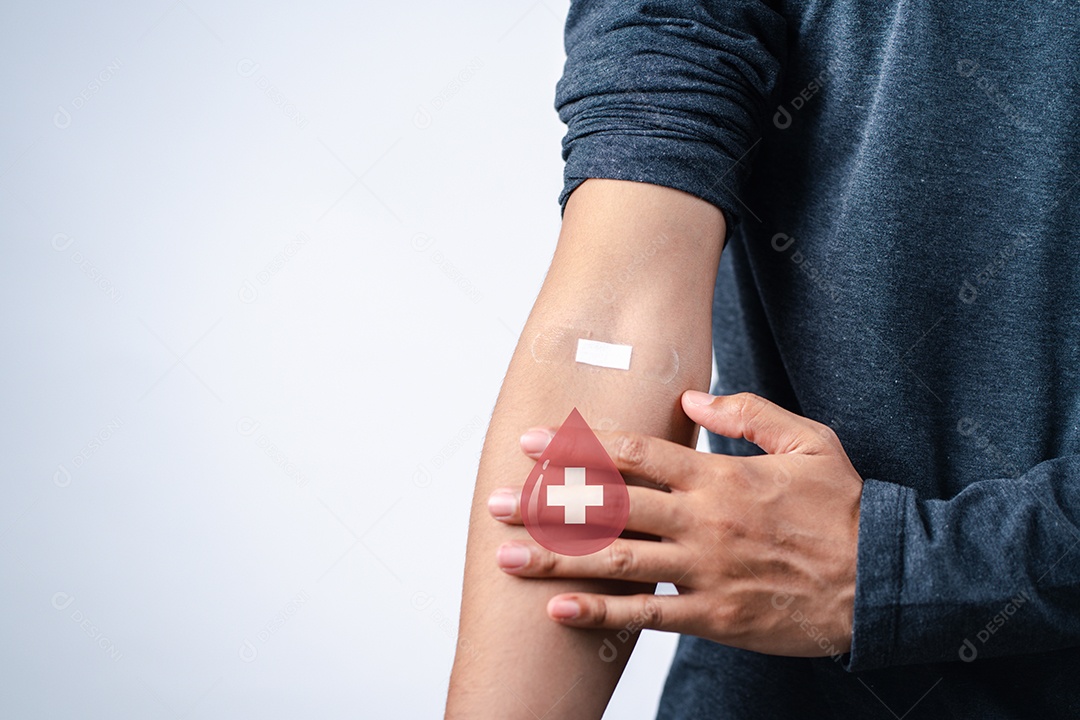 Homem mostrando gesso após doação de sangue, transfusão de sangue, dia mundial do doador de sangue