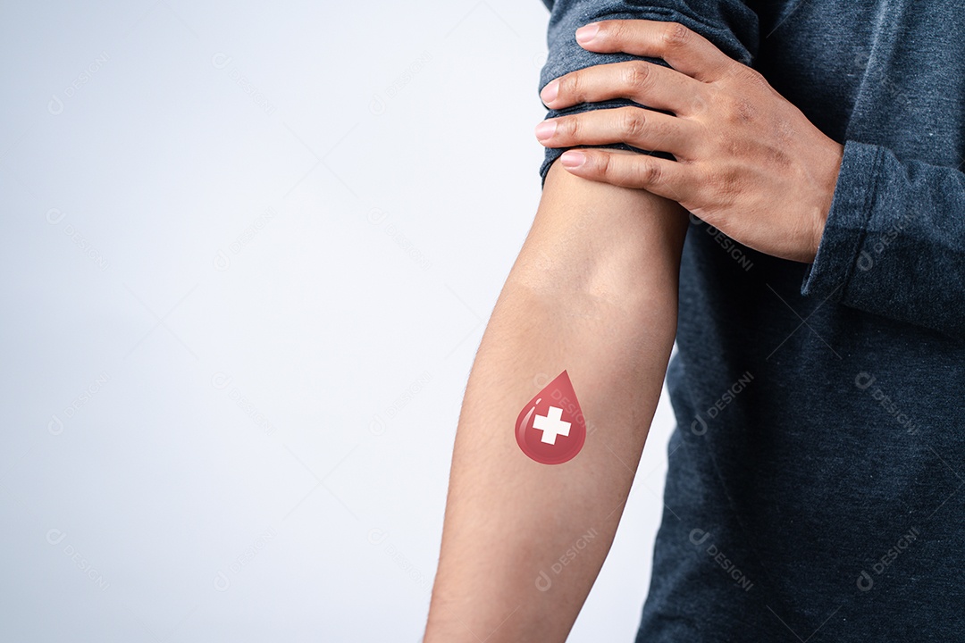 Homem mostrando gesso após doação de sangue, transfusão de sangue, dia mundial do doador de sangue