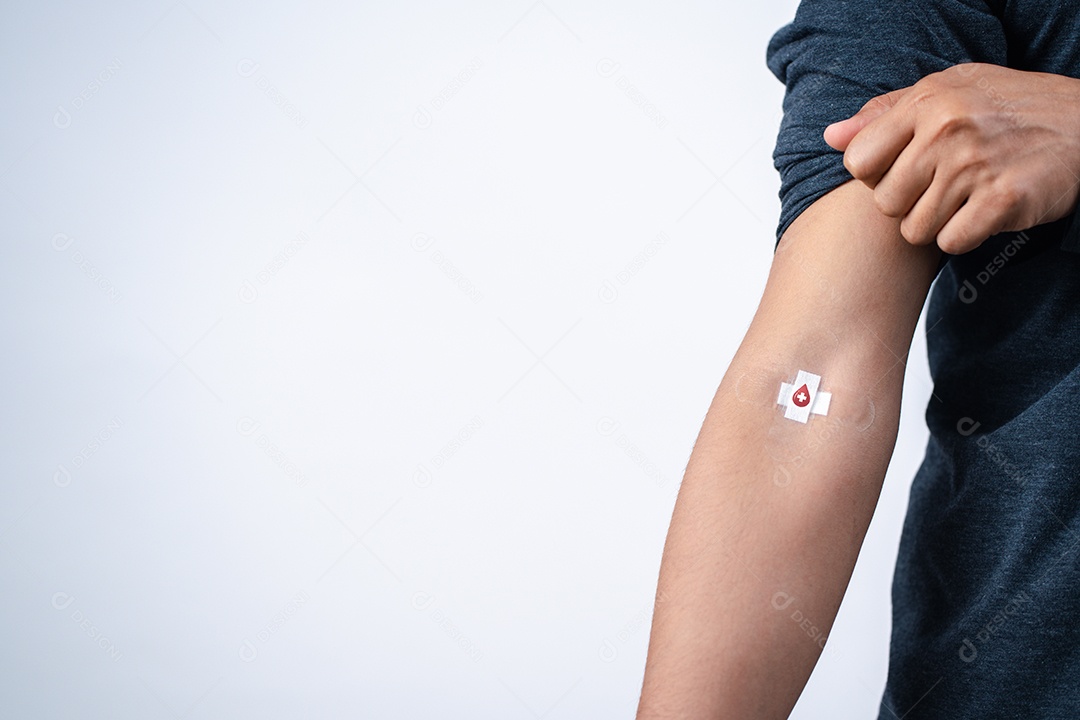 Homem mostrando gesso após doação de sangue, transfusão de sangue, dia mundial do doador de sangue