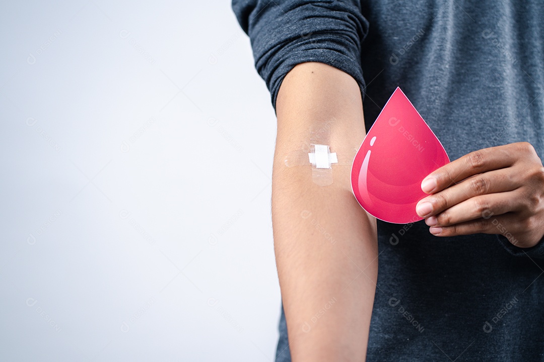 Homem mostrando gesso após doação de sangue, transfusão de sangue, dia mundial do doador de sangue