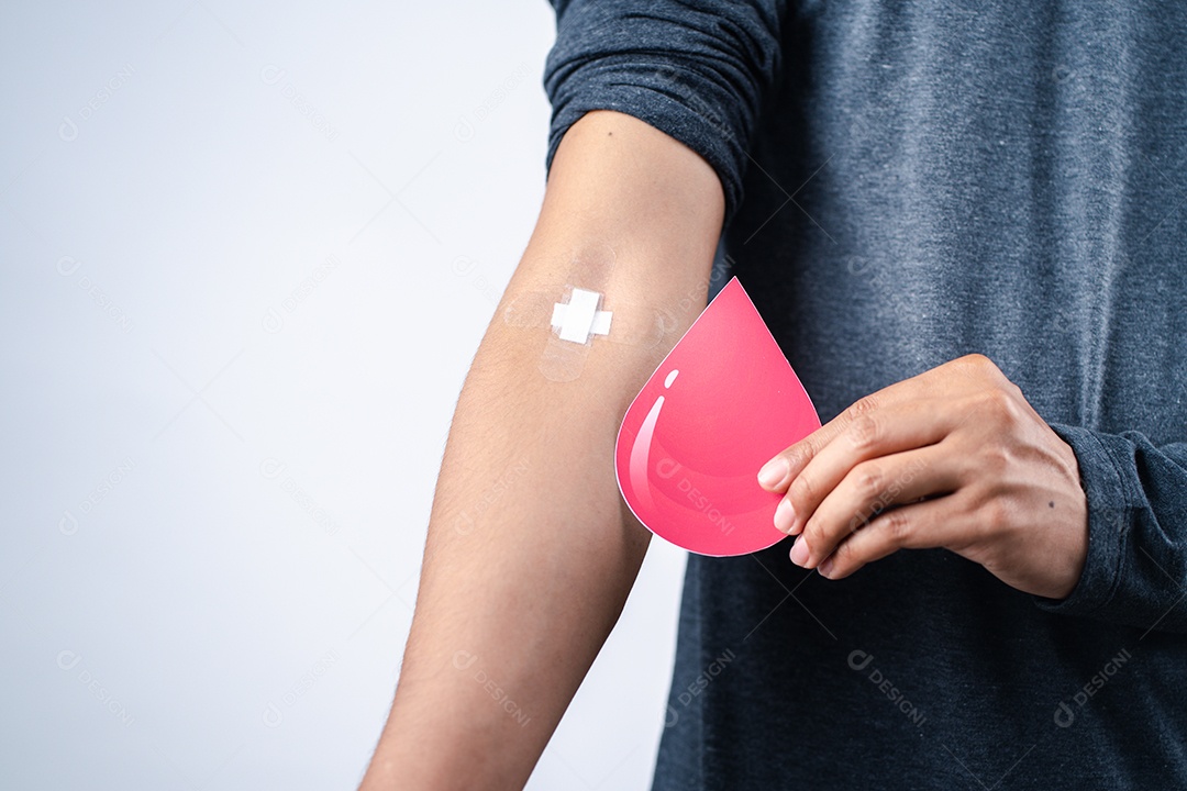 Homem mostrando gesso após doação de sangue, transfusão de sangue, dia mundial do doador de sangue