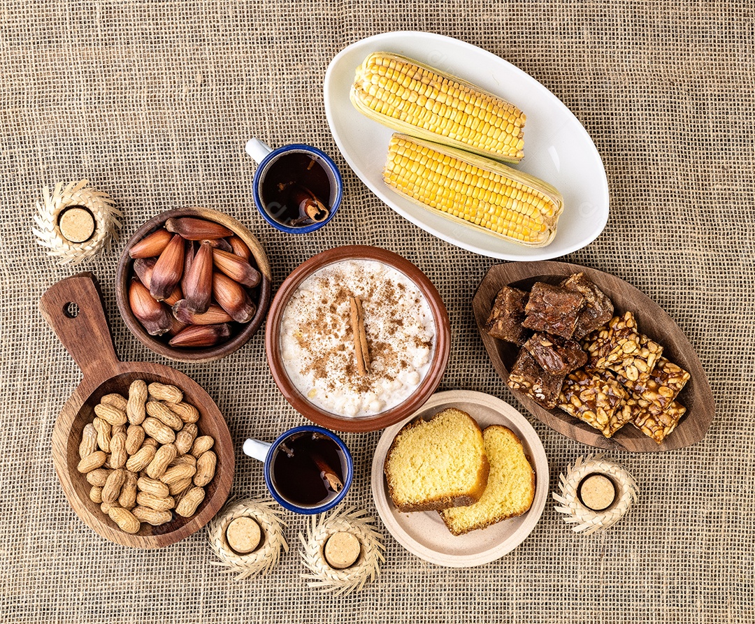Comida típica da festa junina brasileira sobre tecido de juta. festa junina.