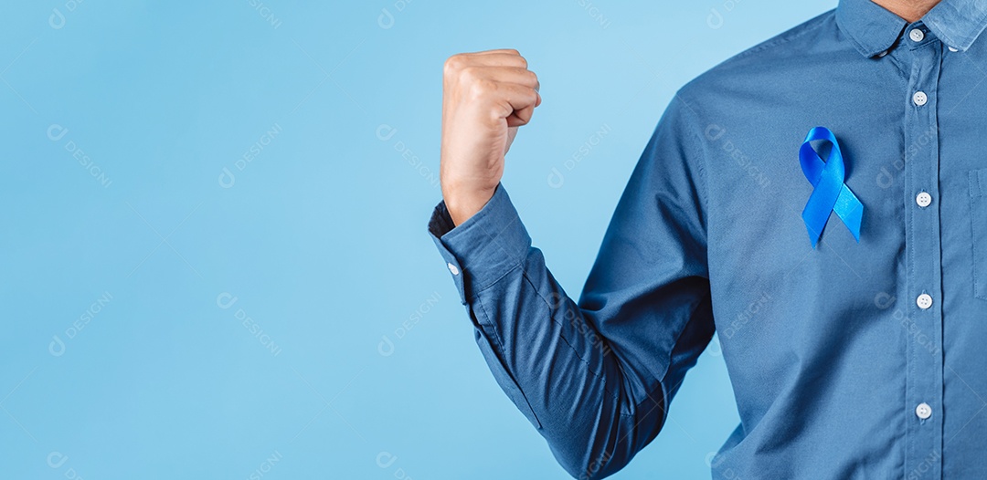 Homem mostrando fita azul para apoiar pessoas com câncer