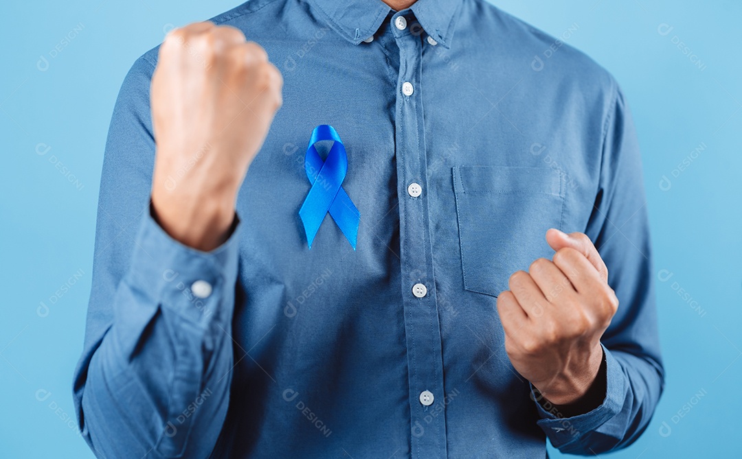 Homem mostrando fita azul para apoiar pessoas com câncer