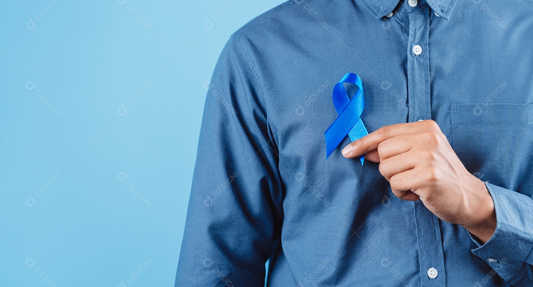 Homem mostrando fita azul para apoiar pessoas com câncer