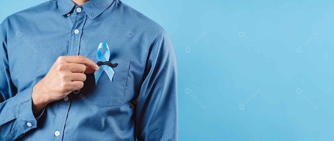 Homem mostrando fita azul para apoiar pessoas com câncer