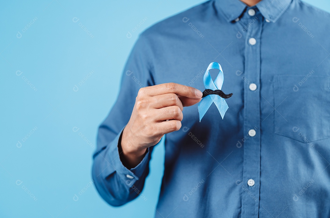 Homem mostrando fita azul para apoiar pessoas com câncer