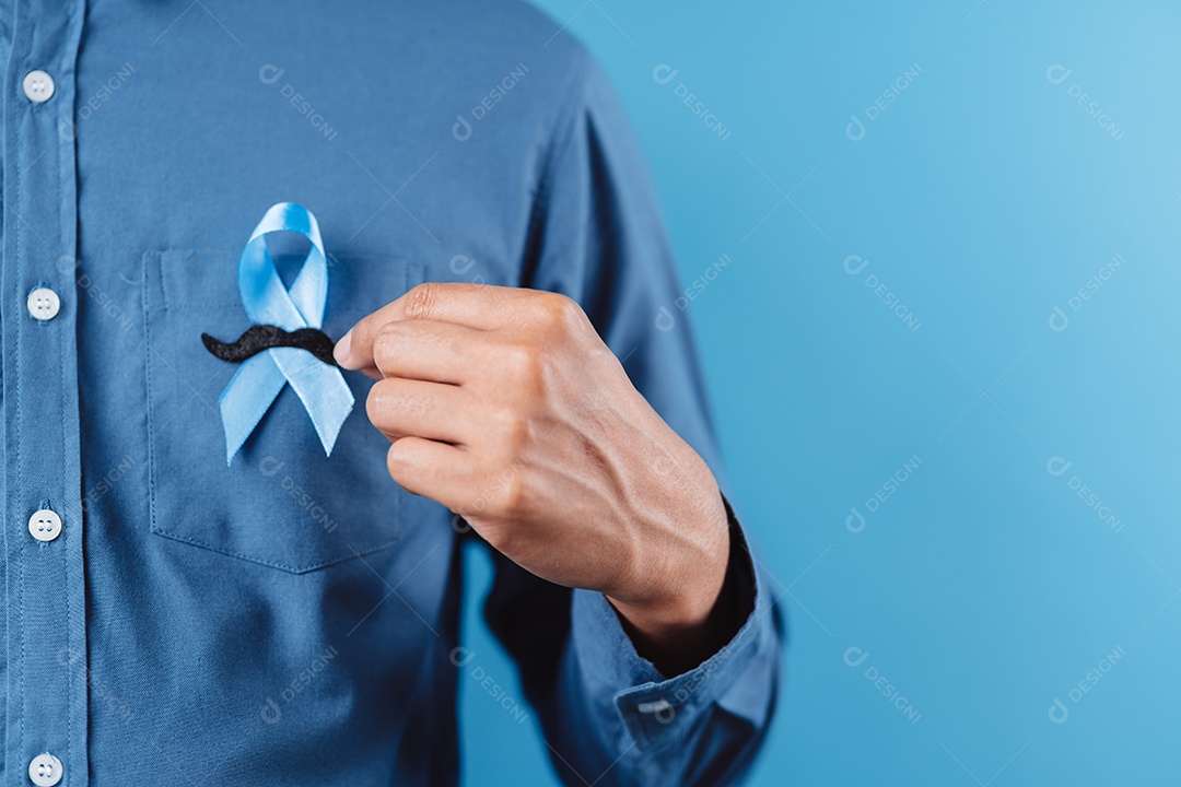 Homem mostrando fita azul com bigode para apoiar pessoas