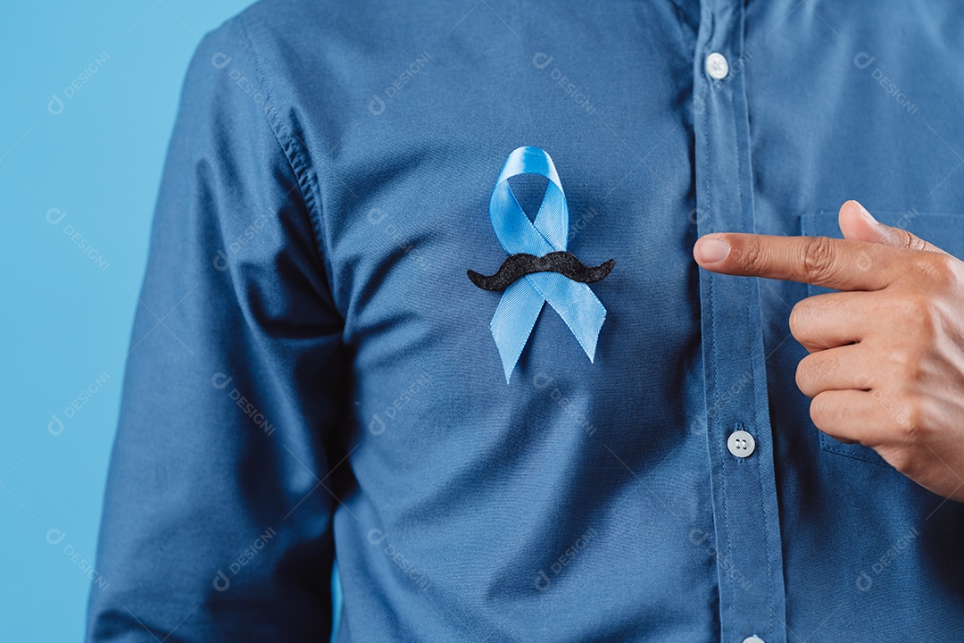 Homem mostrando fita azul com bigode para apoiar pessoas com câncer