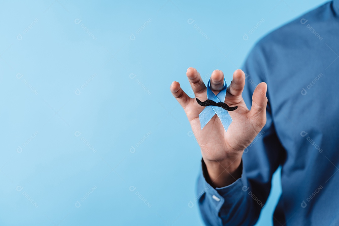 Homem mostrando fita azul com bigode para apoiar pessoas com câncer