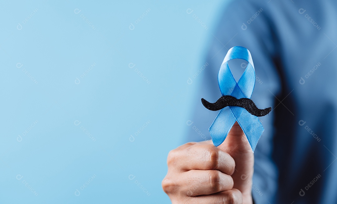 Homem mostrando fita azul com bigode para apoiar pessoas com câncer