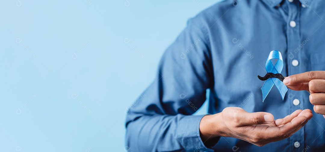 Homem mostrando fita azul com bigode para apoiar pessoas com câncer
