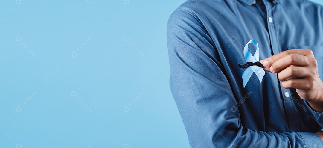 Homem mostrando fita azul com bigode para apoiar pessoas com câncer