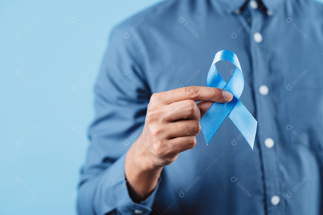 Homem mostrando fita azul para apoiar pessoas com câncer