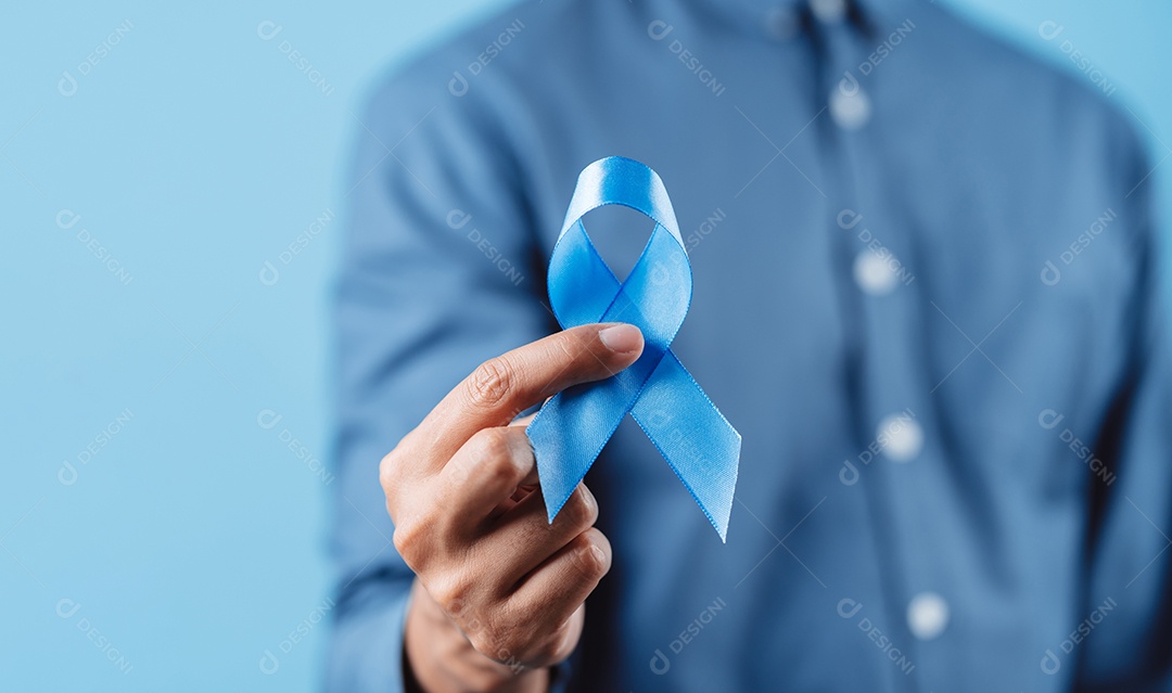 Homem mostrando fita azul para apoiar pessoas com câncer