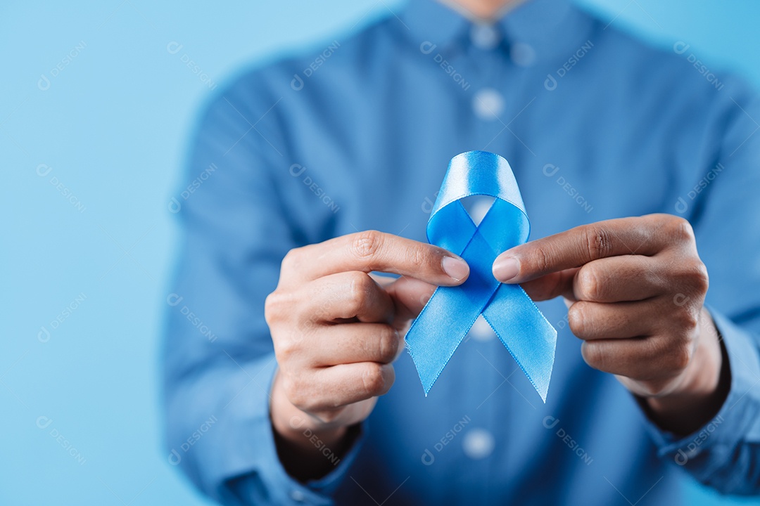 Homem mostrando fita azul para apoiar pessoas com câncer