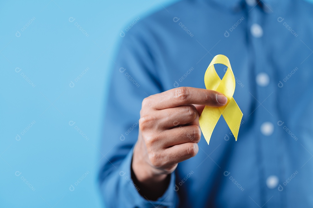Homem mostrando fita, setembro amarelo, dia de prevenção do suicídio