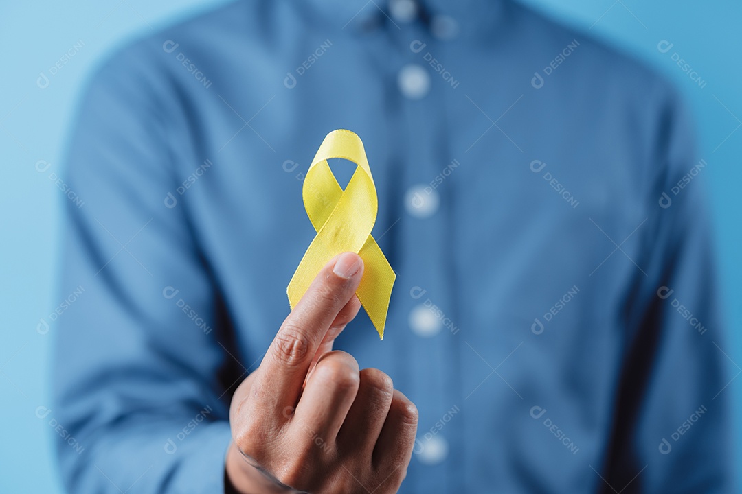 Homem mostrando fita, setembro amarelo, dia de prevenção do suicídio