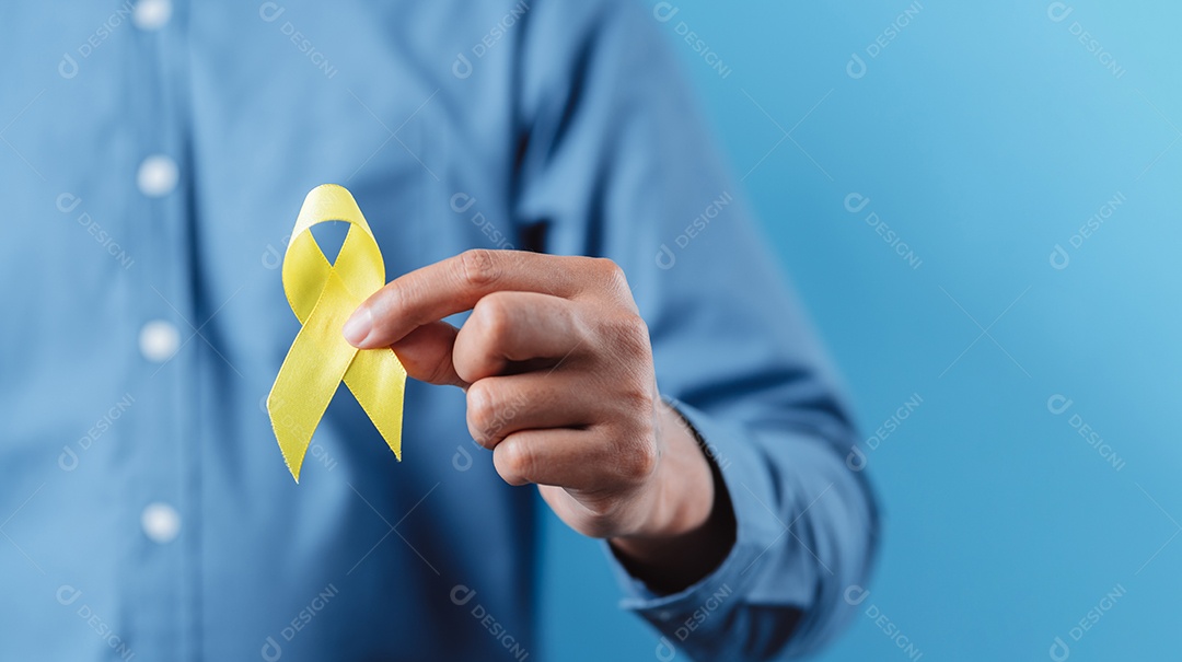 Homem mostrando fita, setembro amarelo, dia de prevenção do suicídio