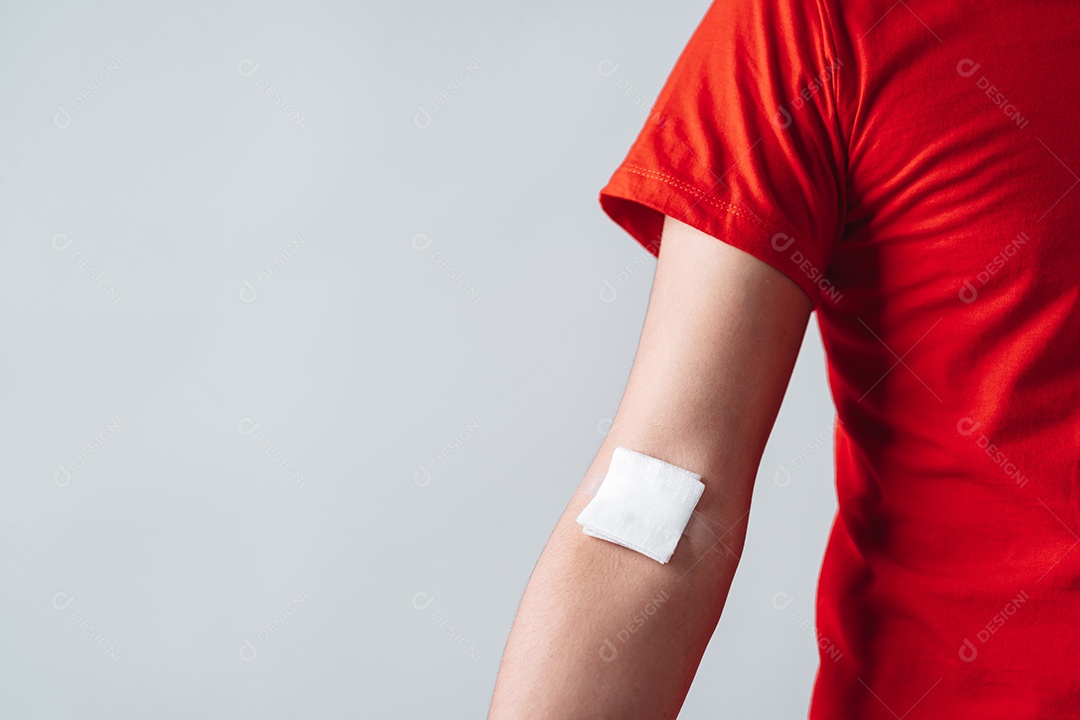 Homem mostrando gesso após doação de sangue, transfusão de sangue, dia mundial do doador de sangue