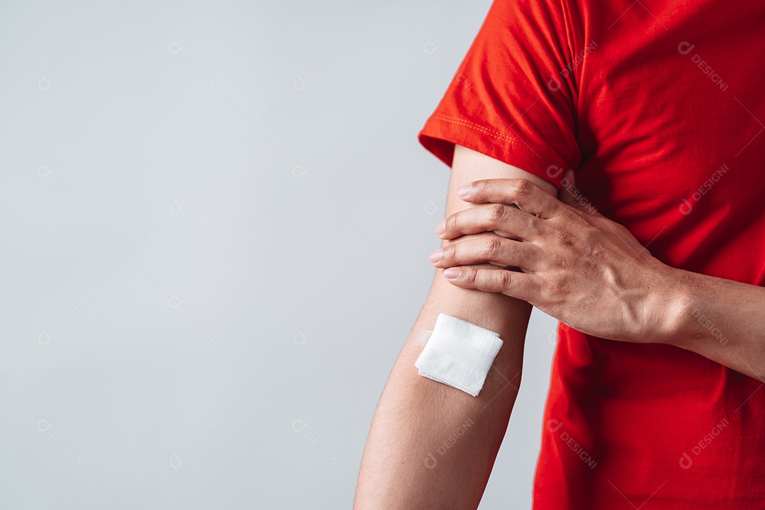 Homem mostrando gesso após doação de sangue, transfusão de sangue, dia mundial do doador de sangue