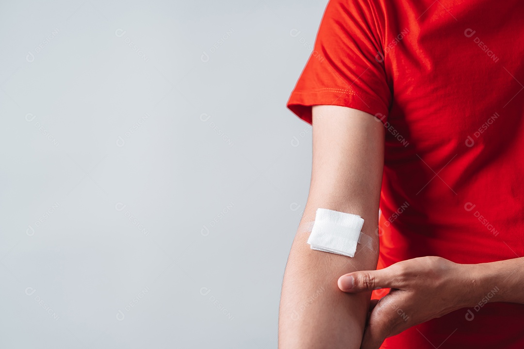 Homem mostrando gesso após doação de sangue, transfusão de sangue, dia mundial do doador de sangue