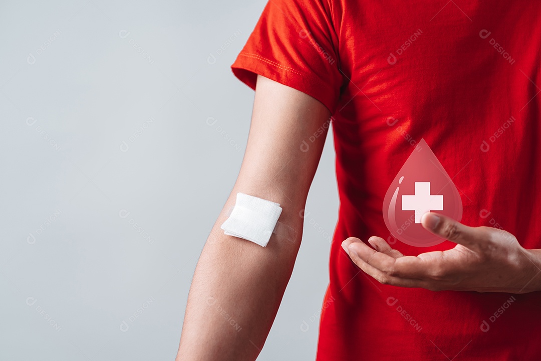 Homem mostrando gesso após doação de sangue, transfusão de sangue, dia mundial do doador de sangue