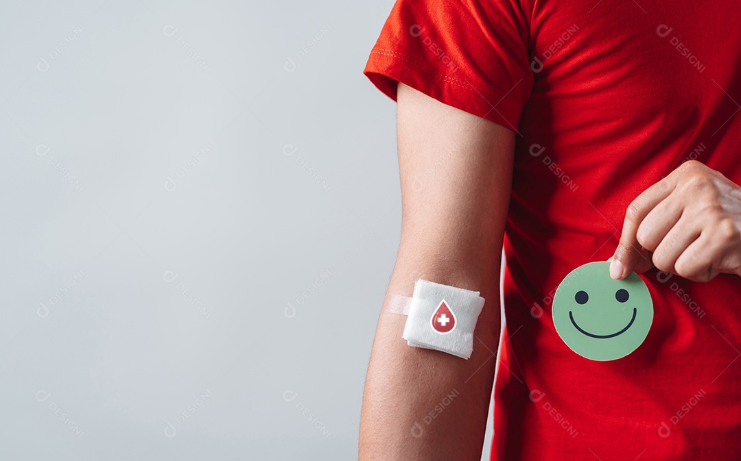Homem segurando um rosto sorridente após doação de sangue, transfusão de sangue, dia mundial do doador de sangue