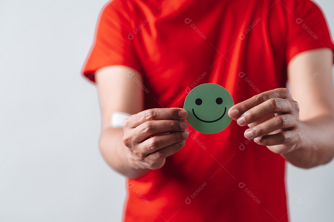Homem segurando um rosto sorridente após doação de sangue, transfusão de sangue, dia mundial do doador de sangue
