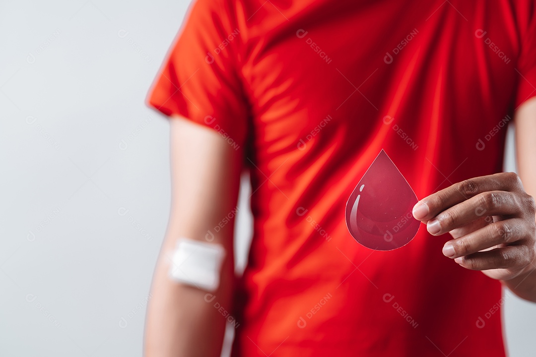 Homem segurando um rosto sorridente após doação de sangue, transfusão de sangue, dia mundial do doador de sangue
