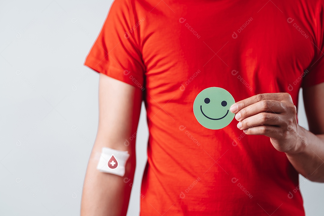 Homem segurando um rosto sorridente após doação de sangue, transfusão de sangue, dia mundial do doador de sangue